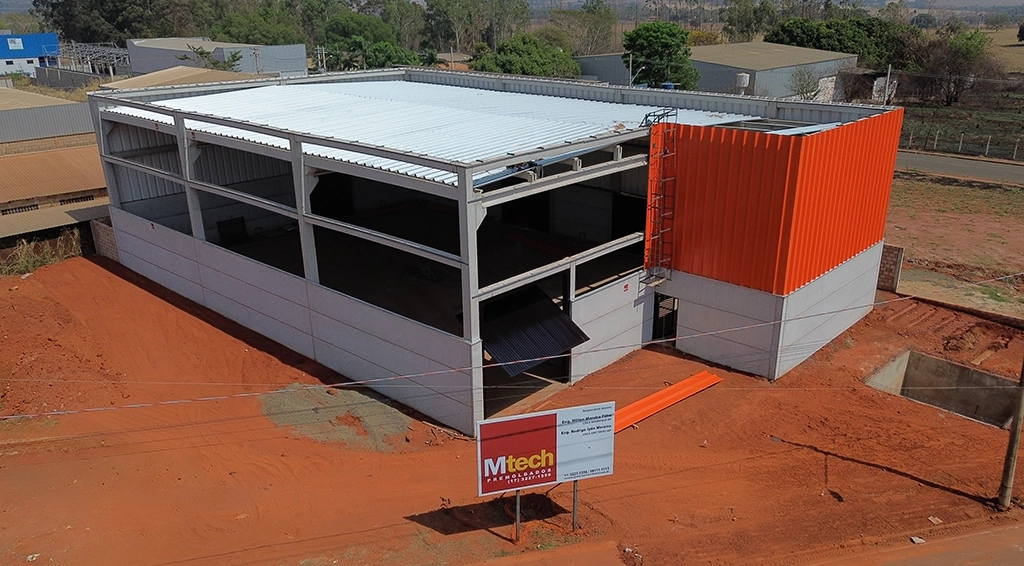 Galpão pré-fabricado em concreto armado e protendido em São José do Rio Preto/SP, composto por pilares, vigas de cobertura e painéis de rodapé. Estrutura principal medindo 21,60 x 30,54m e uma área adicional de 10,15 x 6,00m, com altura livre de 8,00m, totalizando uma área de 720,56m².