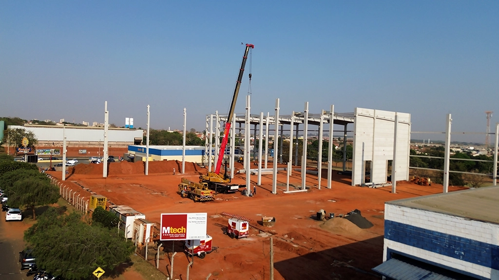 Galpão pré-fabricado em concreto armado e protendido para a Cozimax em Mirassol/SP, composto por pilares, vigas de cobertura, painéis para parede corta-fogo, vigas de fechamento lateral, escadas, peças para marquises, vigas e lajes de piso (sobrecarga de 300Kgf/m²). Estrutura principal medindo 115,05 x 24,80m + 59,74 x 87,45m, mezanino de 11,40 x 87,45m e marquise de 4,50 x 48,34m, com altura livre variável, sendo o menor pé-direito de 16,50m, totalizando uma área de 9.291,96m².
