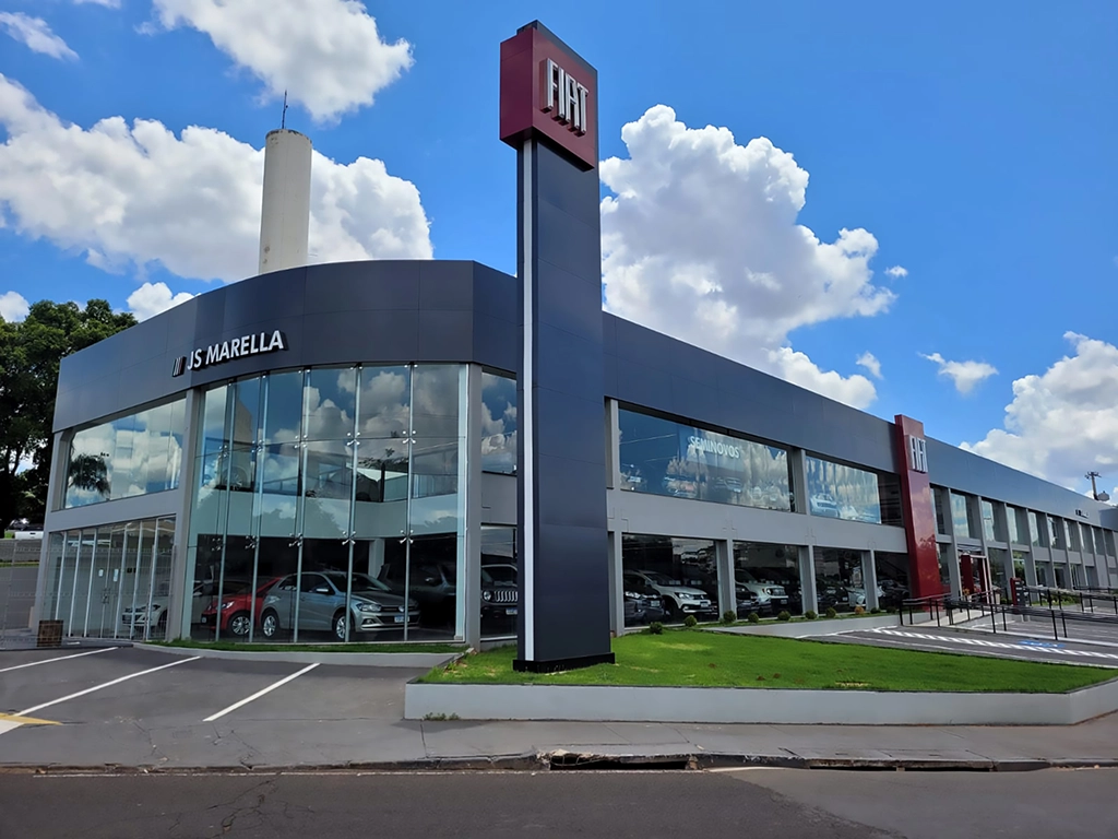 Estrutura pré-fabricada da concessionária JS Marella em São José do Rio Preto, com pilares, vigas, lajes de piso, vigas de cobertura e escadas, totalizando 810,46 m². Obras Mtech.