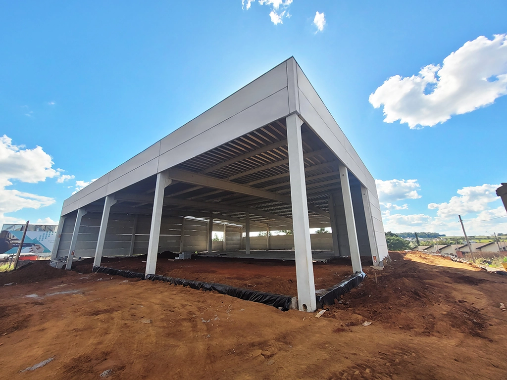 Estrutura pré-fabricada da concessionária FIAT em Pirassununga/SP, com pilares, vigas da cobertura, escada, vigas de fechamento lateral, lajes e vigas de piso com sobrecarga de 400 Kgf/m² e capeamento de 200 Kgf/m², totalizando 2.266,67 m². Obras Mtech.