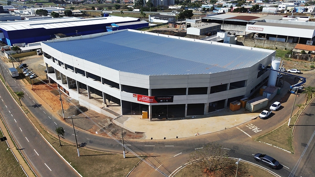 Concessionária Allma Jeep pré-fabricada em Marília com estrutura em concreto armado e protendido, totalizando uma área de 8.649,28m². Obras Mtech.