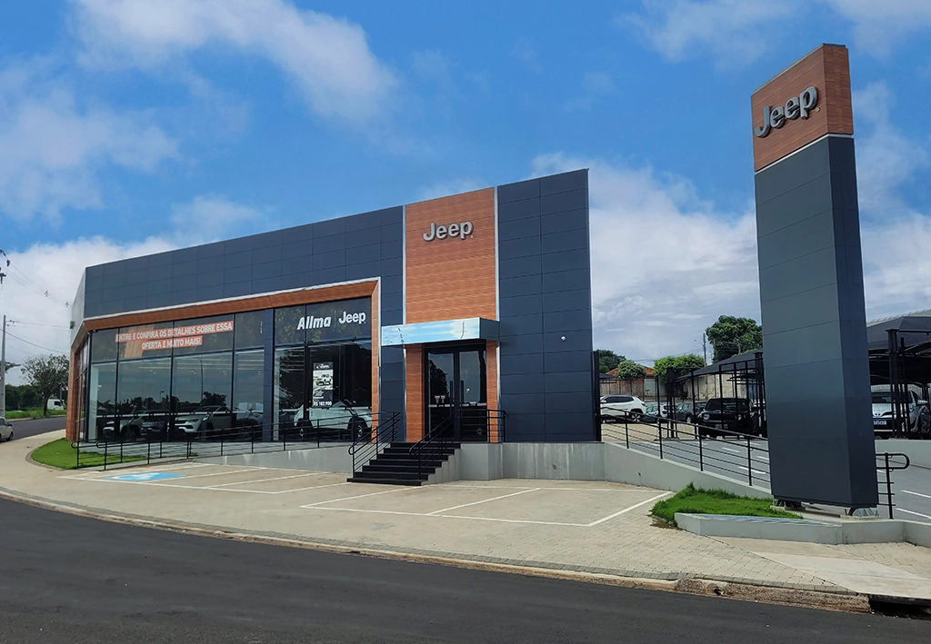 Concessionária Allma Jeep Votuporanga pré-fabricada em Votuporanga com estrutura de concreto armado e protendido, incluindo pilares, vigas da cobertura, painéis, e fundações com estacas e blocos. Obras Mtech.