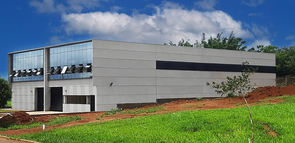 Valeo do Brasil Galpão comercial pré-fabricado no Parque Tecnológico de São Carlos com estrutura em concreto armado e protendido, incluindo pilares, vigas, lajes de piso e marquise. Obras Mtech.