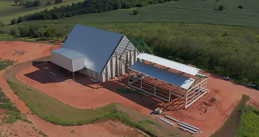 Estrutura pré-fabricada do galpão Francfort em Parapuã/SP, composta de estacas, blocos de fundação, pilares, vigas, lajes alveolares e painéis de fechamento lateral, com altura livre de 6,00 m e área total de 2.314,65 m². Obras Mtech.