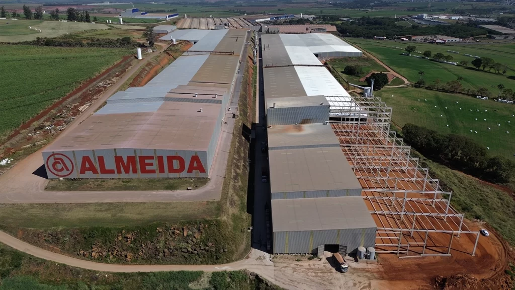 Galpão industrial pré-fabricado em Santa Gertrudes/SP, com duas estruturas em concreto armado e protendido, totalizando uma área de 27.840,00m².