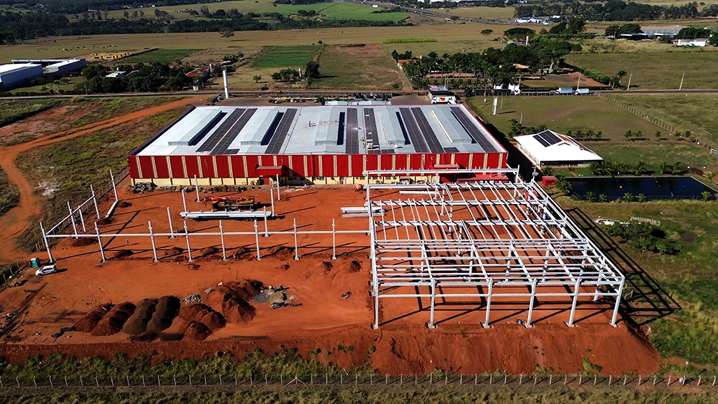 Galpão industrial da Kinino de 7.000m² em Mirassol, com estrutura em concreto armado e protendido. Obras Mtech.