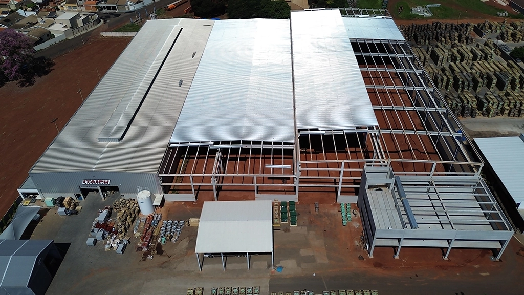 Galpão industriaL Itaipu Tranformadores pré-fabricado em concreto armado e protendido em Itápolis/SP, com pilares, vigas de cobertura, fechamento lateral, viga para ponte rolante, painéis e telhas, localizado em terreno de 73,00 x 100,00m, com altura livre variável de 8,30m e 12,00m. Obras Mtech.