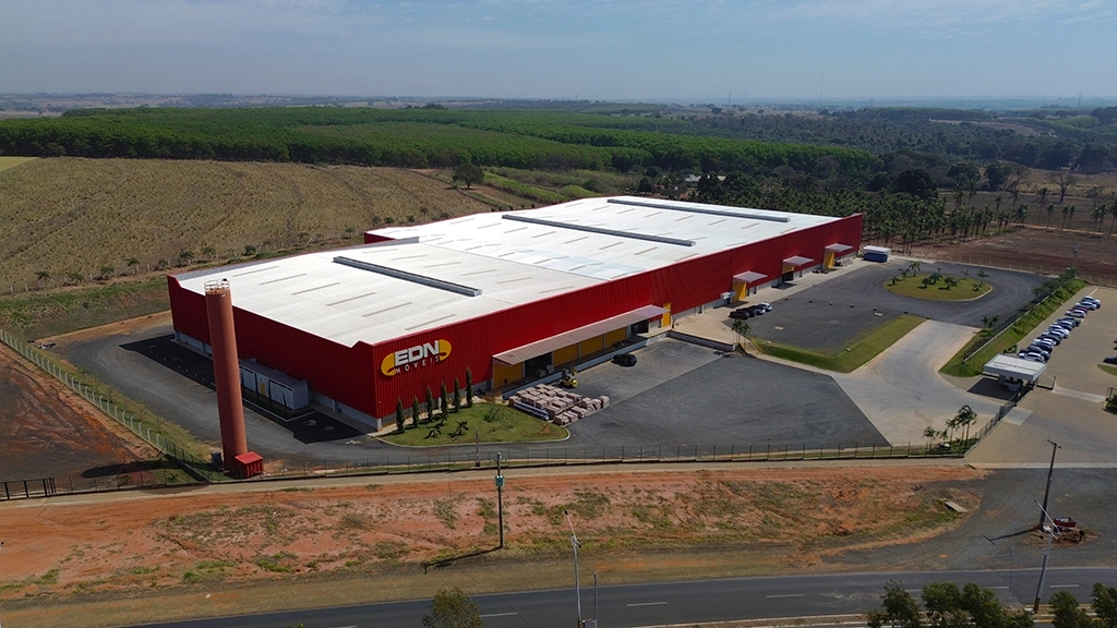 Galpão industrial pré-fabricado da Mtech Premoldados em Jaci, com estrutura em concreto armado e protendido. Obras Mtech. EDN imóveis