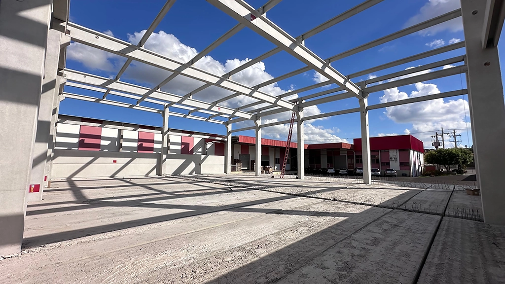 Galpão industrial Frutmel pré-fabricado em Santa Adélia/SP, com estrutura em concreto armado e protendido, totalizando uma área de 1.075,00m².