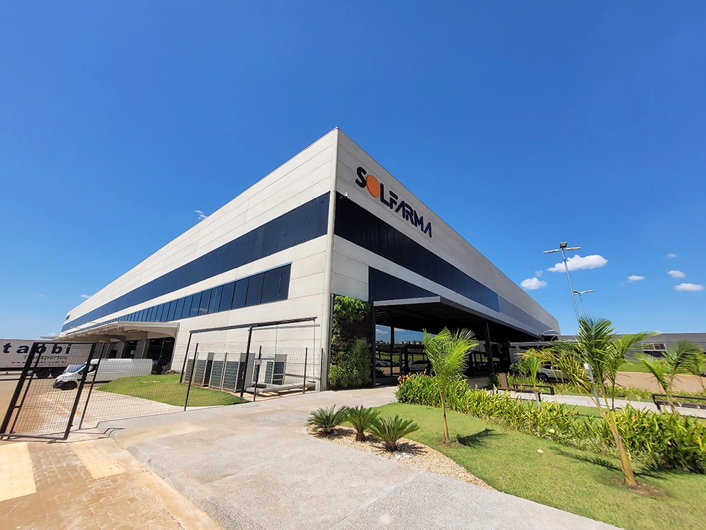 Galpão industrial pré-fabricado Solfarma em Bebedouro/SP, com estrutura em concreto armado e protendido, totalizando uma área de 21.299,40m². Obras Mtech.