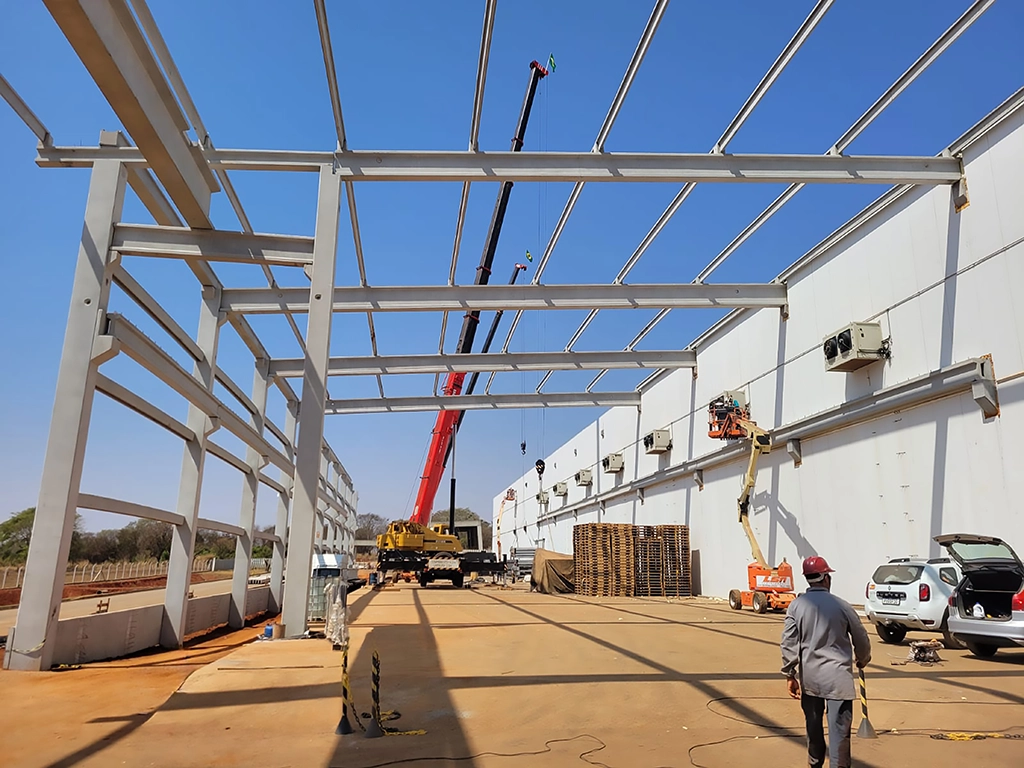 Galpão industrial pré-fabricado Reina Sementes em Patos de Minas/MG, com estrutura em concreto armado e protendido, totalizando uma área de 15.631,86m². Obras Mtech.