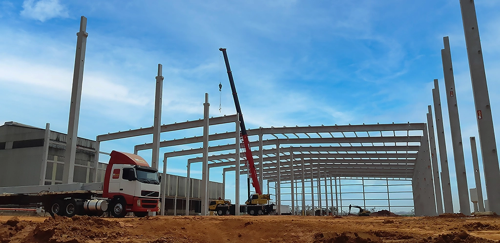 Estrutura pré-fabricada do galpão industrial Santa Isabel em Nova Horizonte, composta de pilares, vigas da cobertura e vigas do fechamento lateral, com altura livre de 14,50 m e área total de 13.824,00 m². Obras Mtech.