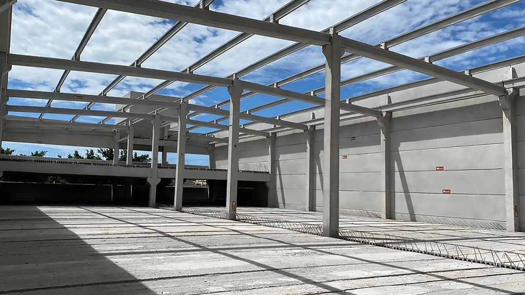 Montagem da estrutura pré-fabricada em concreto armado e protendido do Galpão Comercial Tangará em Marília/SP. Instalação de pilares, vigas e lajes com tecnologia de alto desempenho.