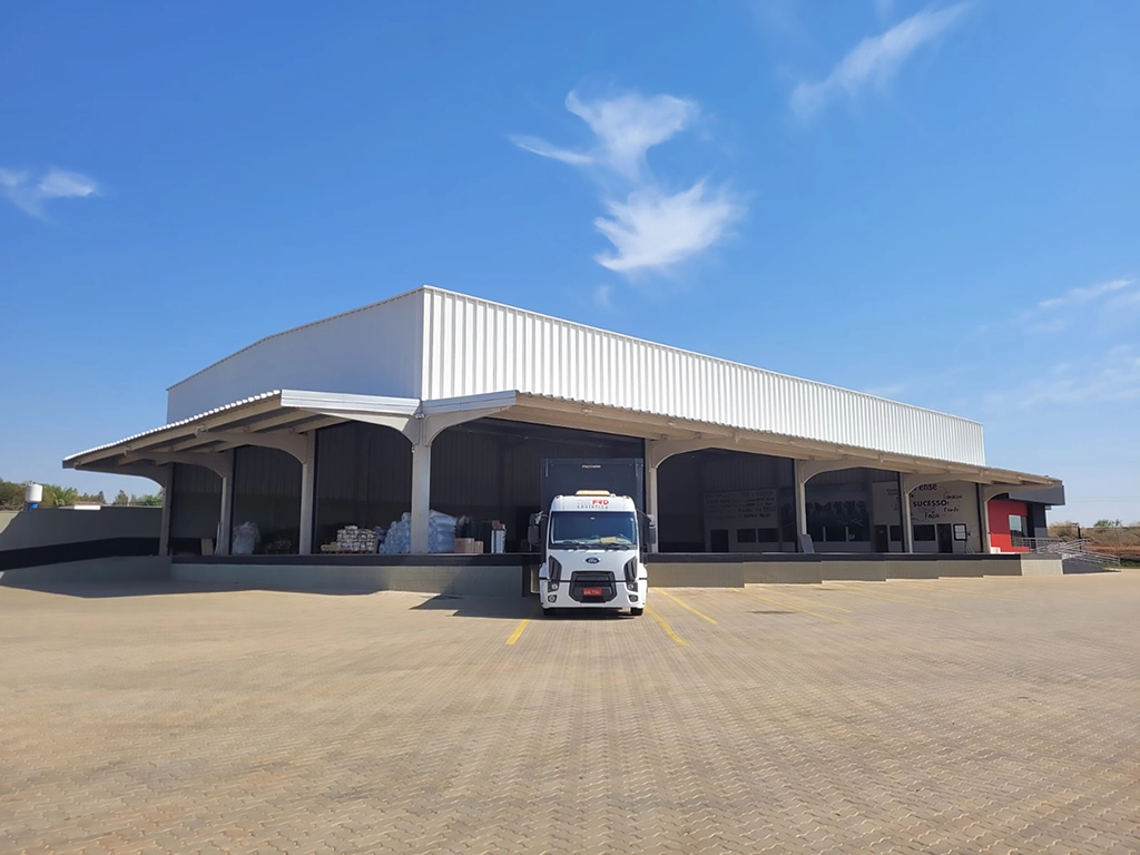 Galpão logístico pré-fabricado FRD em Mirassol com estrutura de concreto armado e protendido, composto por pilares, vigas da cobertura e painéis. Obras Mtech.