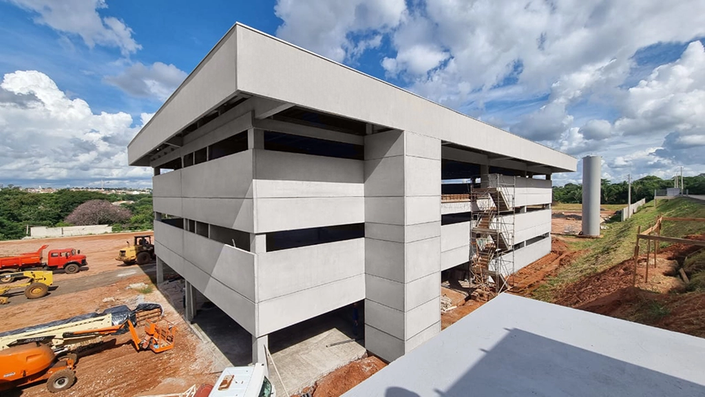 Galpão da Fachinni para refeitório pré-fabricado em Mirassol com estrutura de concreto armado e protendido, composto por pilares, vigas de cobertura, lajes de piso e painéis laterais. Obras Mtech.