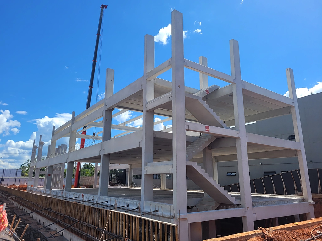 Montagem da ampliação de prédio administrativo da Tereos com estrutura pré-fabricada de concreto, incluindo pilares, vigas, lajes de piso, escadas e vigas para cobertura, totalizando 8.800,00 m². Obras Mtech.