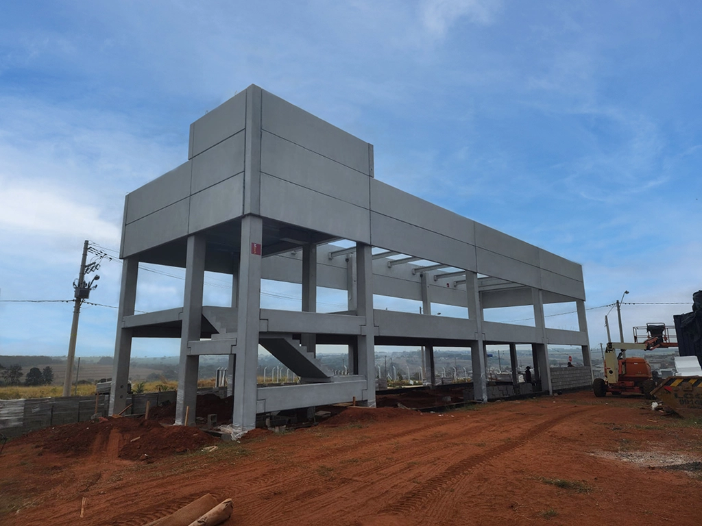 Estrutura pré-fabricada do prédio comercial BLS medical em São José do Rio Preto, composta de pilares, vigas, lajes de piso, escada e vigas da cobertura, com dois pavimentos e laje técnica, totalizando 500 m².