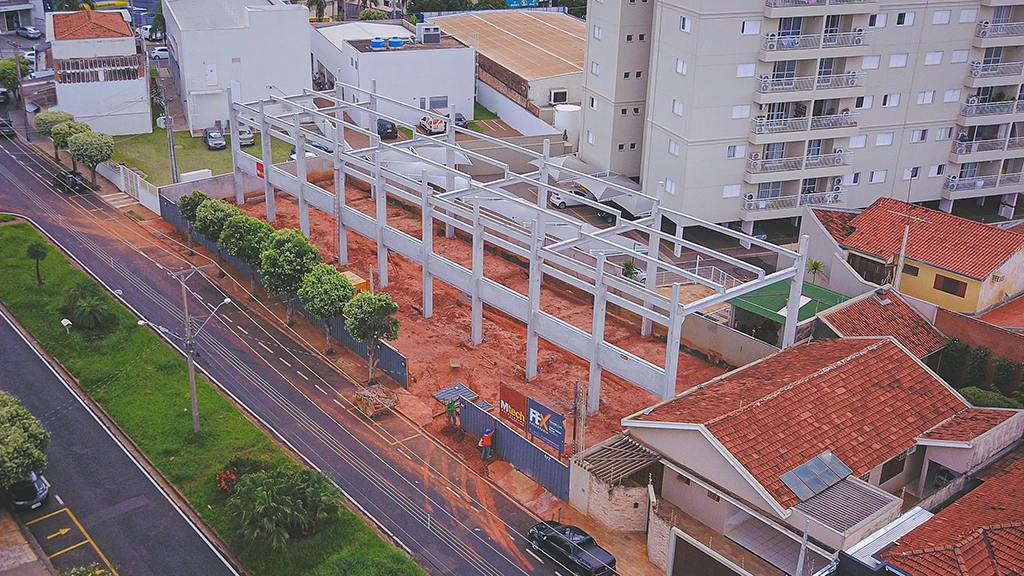 Galeria comercial pré-fabricada em Potirendaba, com estrutura em concreto armado e protendido, totalizando uma área de 469,02m². Obras Mtech.