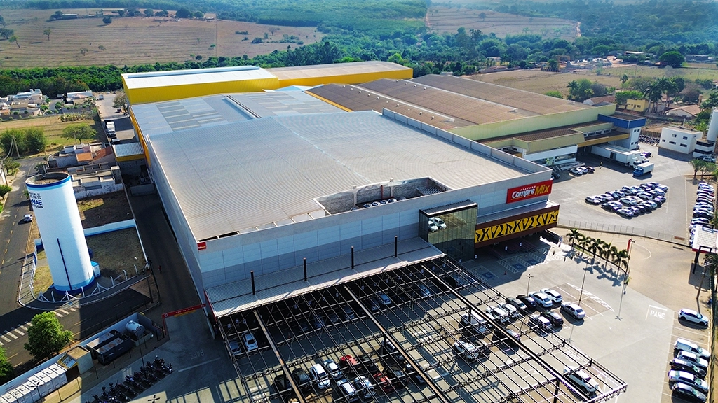 Compre mix supermercado e três galpões de depósito projetados e construídos pela Mtech Premoldados, totalizando aproximadamente 27.000 m², com estrutura otimizada para eficiência operacional. Obras Mtech.