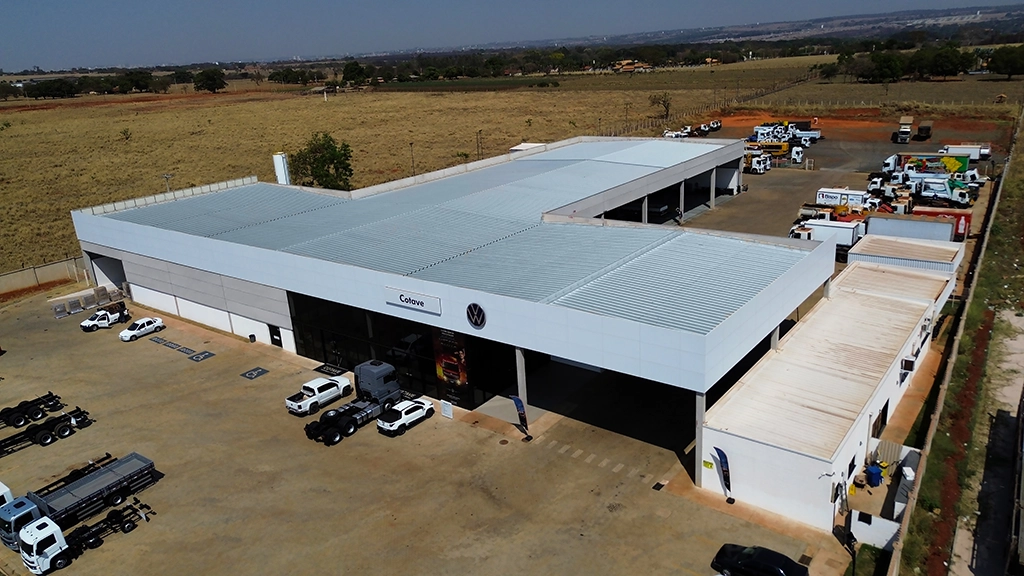 Concessionária pré-fabricada Cotave em Rio Preto com estrutura em concreto armado e protendido, composta de pilares, vigas de cobertura e painéis de fechamento lateral, totalizando uma área de 2.858,16m².