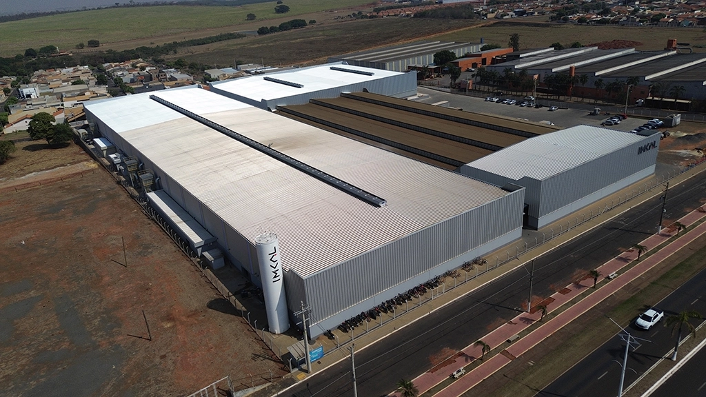 Estrutura pré-fabricada em concreto armado do galpão industrial da Imcal em Jaci, com vigas de cobertura e pilares.