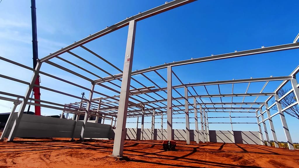 Galpão industrial pré-fabricado da Raguife em Santa Fé do Sul com estruturas em concreto armado e protendido, composto por pilares, vigas de cobertura, marquises, vigas de fechamento lateral e painéis, com área total de 8.932,72m².