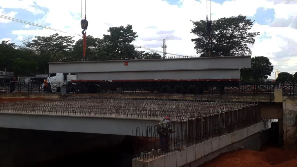 Ponte pré-fabricada da Mtech Premoldados em concreto armado e protendido, projetada para oferecer alta resistência e durabilidade, com componentes estruturais fabricados com precisão.