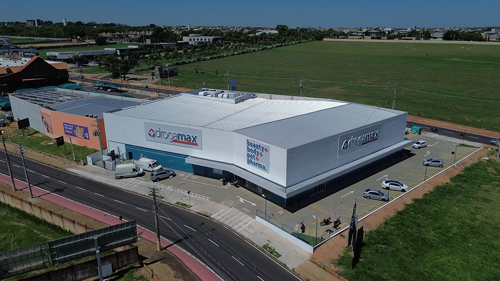 gALPÃO COMERCIAL PRÉ-FABRICADO Farmácia pré-fabricada DrogaMax, a maior da América Latina, em São José do Rio Preto/SP, com estrutura em concreto armado e protendido, totalizando uma área de 3.255,54m².