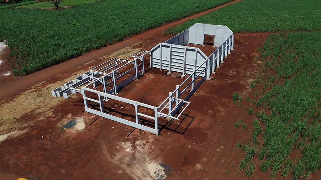 Montagem finalizada DO ARMAZEM DE AMENDOIM EM DUMONT/SP de estrutura pré-fabricada em concreto armado e protendido, com pilares, vigas, painéis e marquises, garantindo qualidade e precisão na construção.