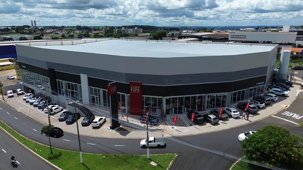 Allma Jeep pré-fabricada em Marília com estrutura em concreto armado e protendido, totalizando uma área de 8.649,28m². Obras Mtech.