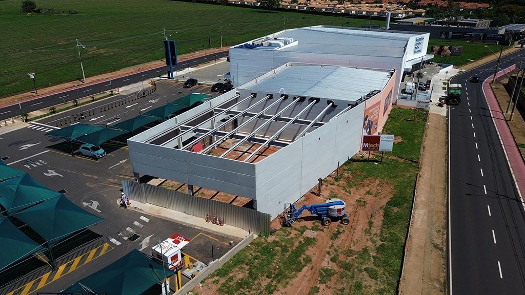 Montagem finalizada de galpão comercial DA SEVLA EM SÃO JOSÉ DO RIO PRETO/SP em estrutura pré-fabricada de concreto armado e protendido, com pilares, vigas e painéis, garantindo qualidade e precisão na construção.