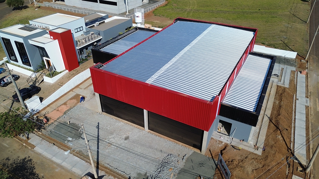 Galpão comercial pré-fabricado no Parque Tecnológico de São Carlos com estrutura em concreto armado e protendido, incluindo pilares, vigas, lajes de piso e marquise. Obras Mtech.