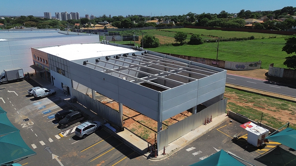 Montagem finalizada de galpão comercial DA SEVLA EM SÃO JOSÉ DO RIO PRETO/SP em estrutura pré-fabricada de concreto armado e protendido, com pilares, vigas e painéis, garantindo qualidade e precisão na construção.