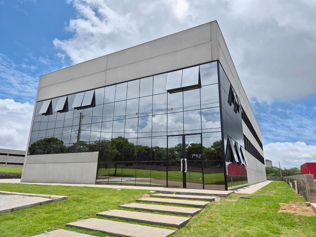 BB São Carlos Galpão comercial pré-fabricado no Parque Tecnológico de São Carlos com estrutura em concreto armado e protendido, incluindo pilares, vigas, lajes de piso e marquise. Obras Mtech.