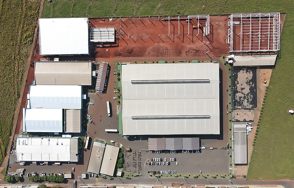 Galpão industrial pré-fabricado em Santa Fé do Sul, estrutura em concreto armado e protendido com área total de 10.988,04m². Obras Mtech para a Flash Cover