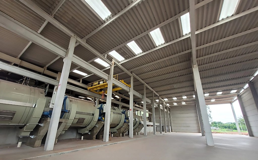 Indústria Sol Couros pré-fabricada em São José do Rio Preto/SP, com estrutura em concreto armado e protendido, totalizando uma área de 1.883,50m². Obras Mtech.