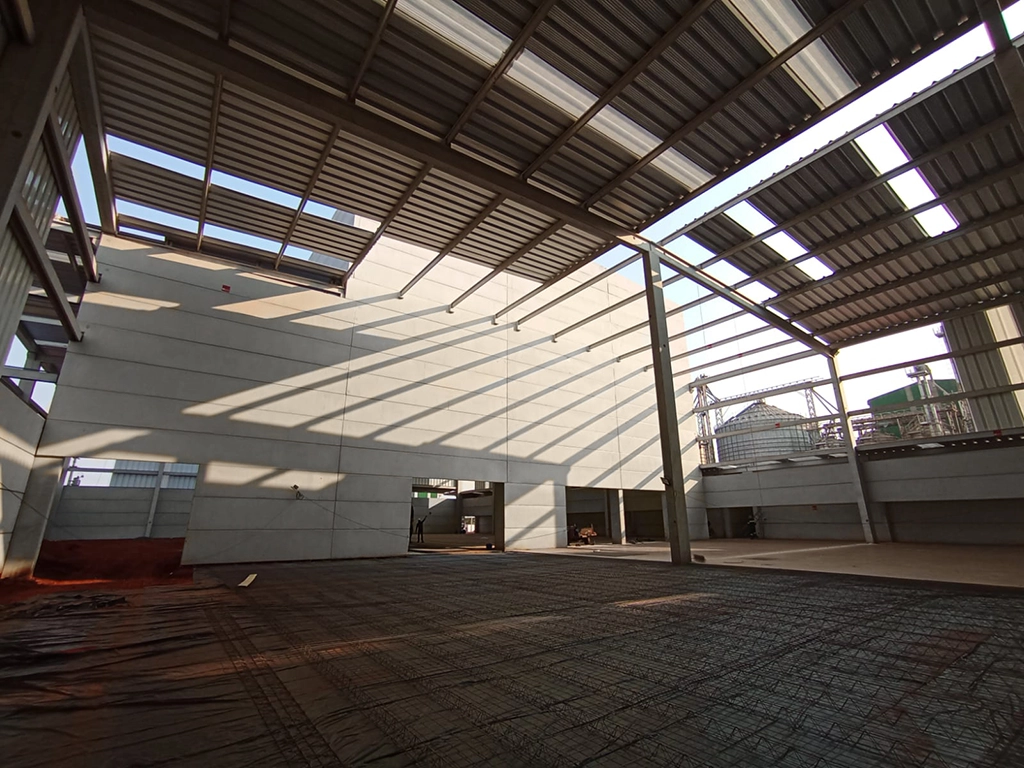 Galpão industrial pré-fabricado da Raguife em Santa Fé do Sul com estruturas em concreto armado e protendido, composto por pilares, vigas de cobertura, marquises, vigas de fechamento lateral e painéis, com área total de 8.932,72m².