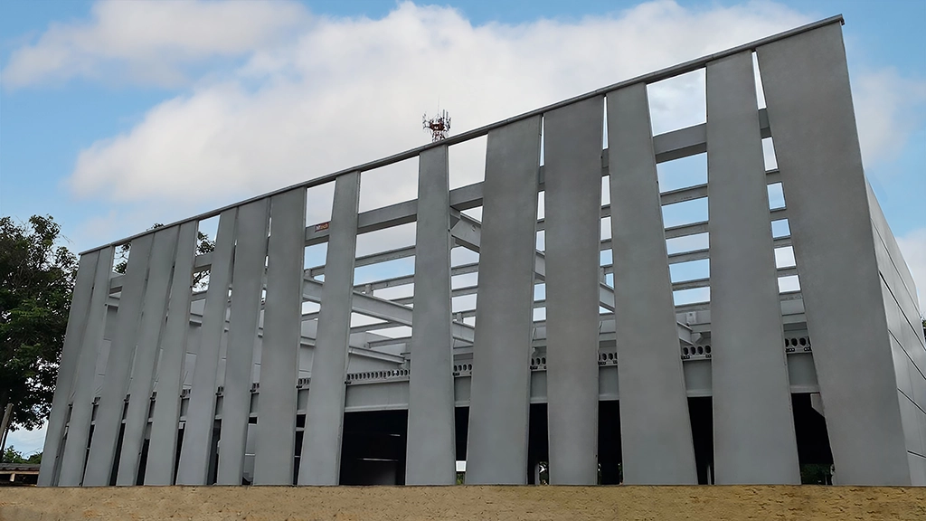 Prefeitura em Neves Paulista, estrutura em concreto armado e protendido, composta por pilares, vigas da cobertura, painéis, escadas, vigas e lajes de piso, com área total de 811,98 m². Obras Mtech.