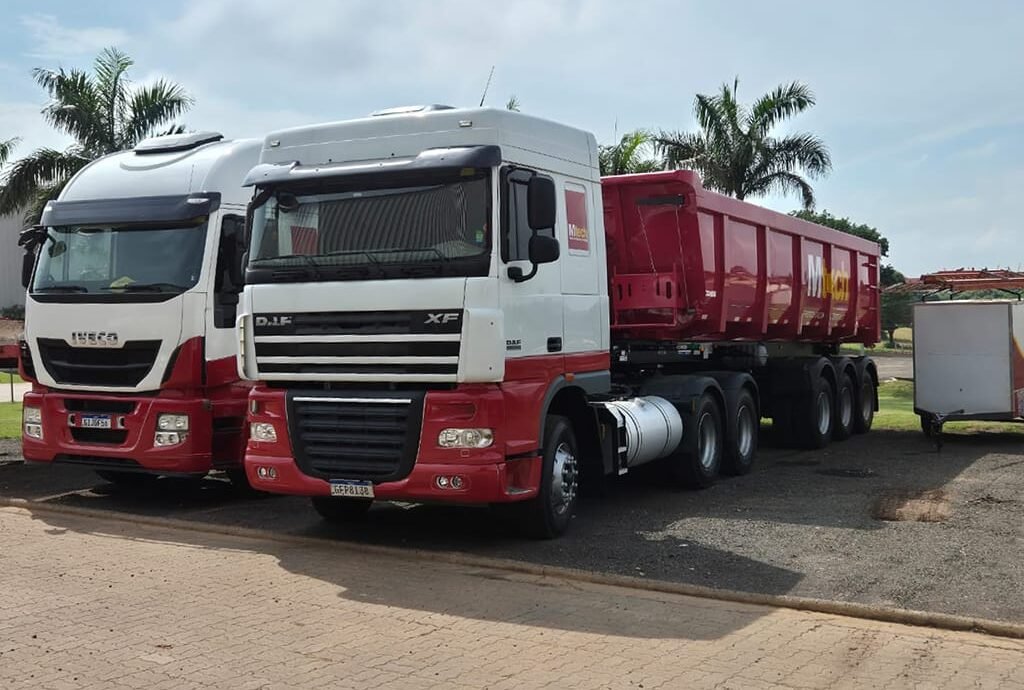Caminhão da Mtech Premoldados transportando estruturas pré-fabricadas com segurança e agilidade.