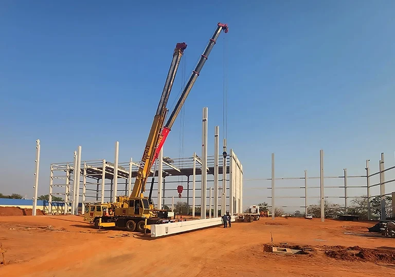 Guindaste da Mtech Premoldados posicionando estrutura pré-moldada em obra com precisão.