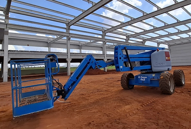 Plataforma elevatória da Mtech Premoldados facilitando a montagem segura de estruturas em altura.