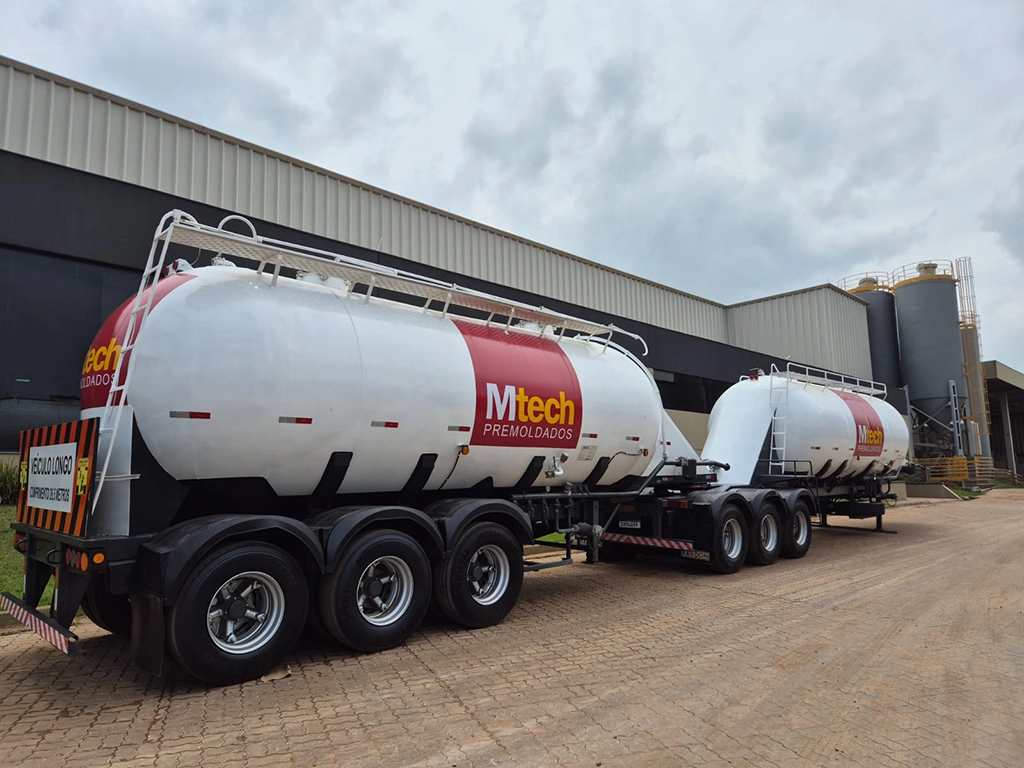 Silos da Mtech Premoldados utilizados para o abastecimento de concreto diretamente no fornecedor, garantindo maior autonomia e eficiência na produção.